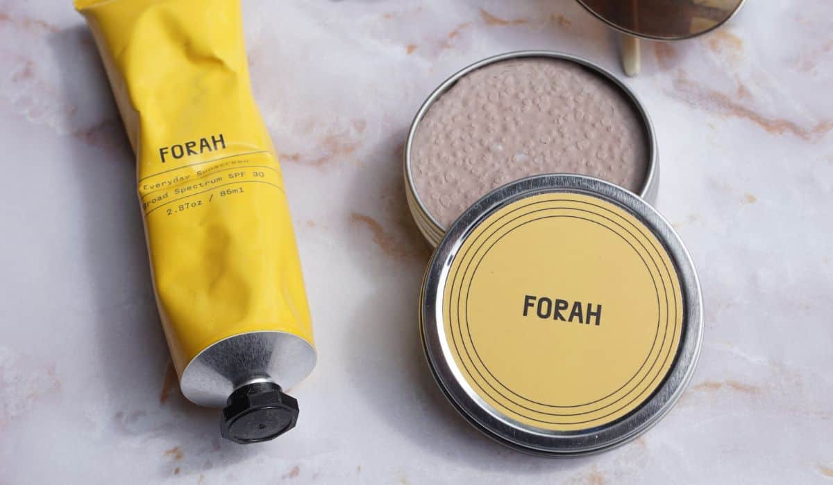 11 Zero Waste Sunscreen Alternatives For A More Sustainable SPF Image by Sustainable Jungle #zerowastesunscreen #sustainablesunscreen #zerowastefacesunscreen #plasticfreezerowastesunscreen #sustainablesunscreenbrands #sustainablejungle
