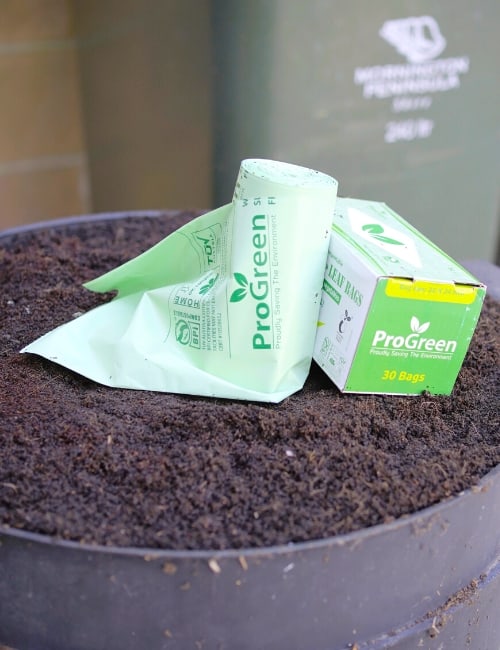 9 Best Compostable & Biodegradable Trash Bags To Greenify Garbage Day Image by Sustainable Jungle #biodegradabletrashbags #biodegradablegarbagebags #compotabletrashbags #compostablegarbagebags #bestbiodegradabletrashbags #bestcompostabletrashbags #sustainablejungle