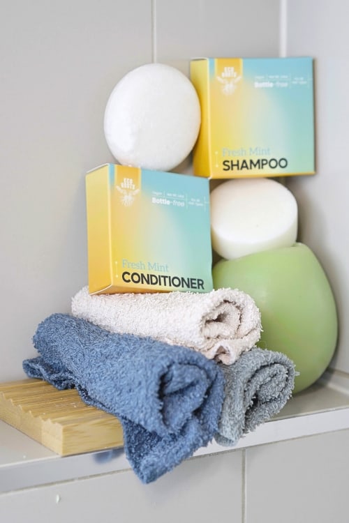 9 Palm Oil Free Shampoo Brands For Detangling Without Deforestation Image by Sustainable Jungle #palmoilfreeshampoo #palmoilfreeconditioner #palmoilfreeshampoobars #shampoowithoutpalmoil #veganpalmoilfreeshampoo #bestpalmoilfreeshampoo #sustainablejungle