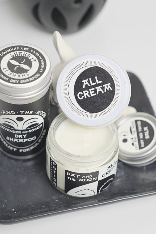 Zero Waste Lotions Who Are All About Plastic Free Pampering Image by Sustainable Jungle #zerowastelotion #bestzerowastelotion #zerowastebodylotion #zerowastelotionbar #plasticfreelotion #beestplasticfreelotion