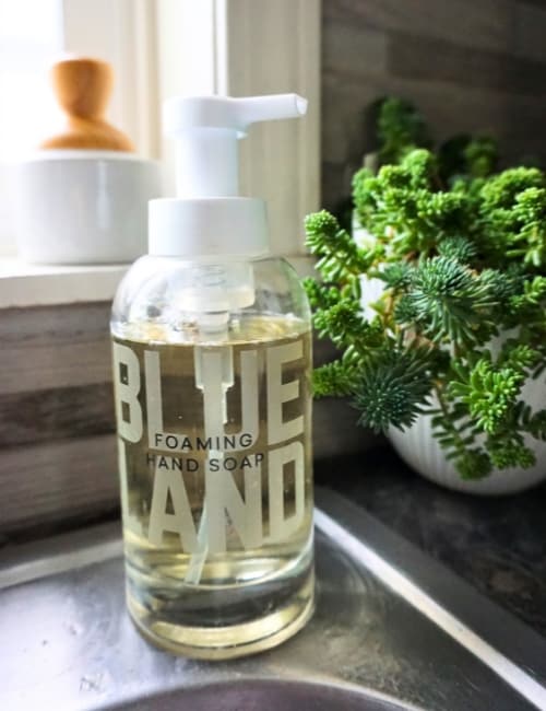 9 Eco-Friendly Hand Soap Brands For More Sustainable Suds Image by Sustainable Jungle #ecofriendlyhandsoap #ecofriendlyhandsoaprefill #sustainablehandsoap #sustainableliquidhandsoap #bestecofriendlyhandsoap #sustainablehandsoaptablets #sustainablejungle