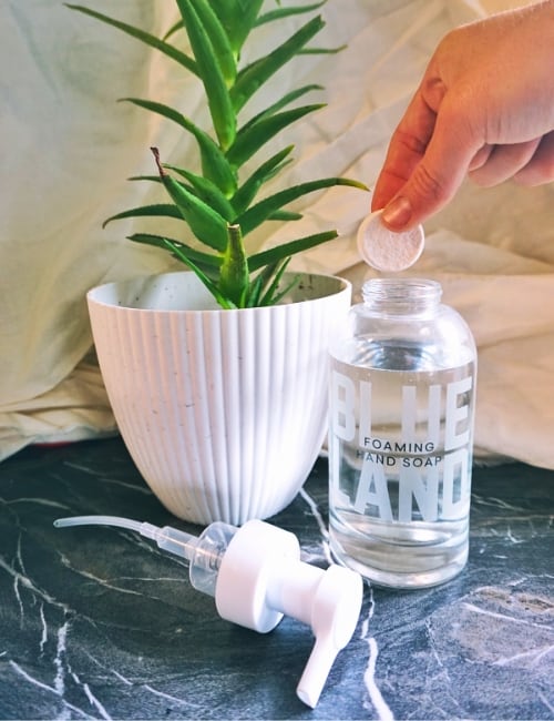 11 Refillable Cleaning Products Wiping Away Those Toxic Woes Image by Sustainable Jungle #refillablecleaningproducts #bestrefillablecleaningproducts #refillableglasscleaningproducts #ecofriendlyrefillablecleaningproducts #sustainablerefillablecleaningproducts #sustainablejungle