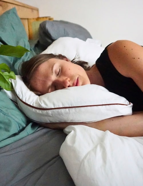 9 Non-Toxic & Organic Pillows Giving Us A Peaceful, Plastic-Free Sleep Image by Sustainable Jungle #organicpillows #bestorganicdownpillows #organiccottonpillows #nontoxicpillows #nontoxicmemoryfoampillows #organicthrowpillows #sustainablejungle