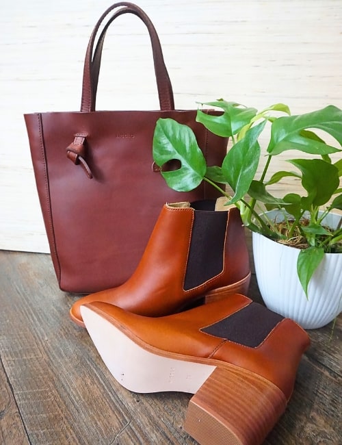 9 Ethical & Sustainable Boots That Are Good For Earth and Your “Sole” Image by Sustainable Jungle #sustainableboots #sustainablechelseaboots #sustainableleatherboots #sustainableveganboots #ethicalboots #sustainablejungle