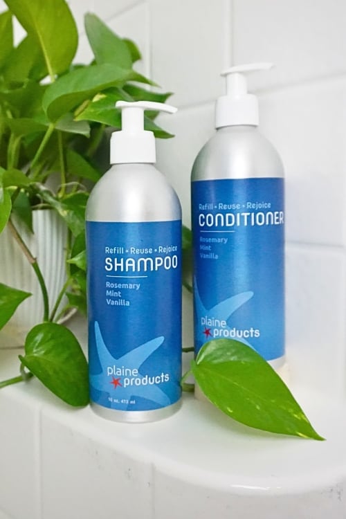 9 Palm Oil Free Shampoo Brands For Detangling Without Deforestation Image by Sustainable Jungle #palmoilfreeshampoo #palmoilfreeconditioner #palmoilfreeshampoobars #shampoowithoutpalmoil #veganpalmoilfreeshampoo #bestpalmoilfreeshampoo #sustainablejungle