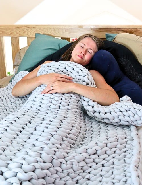 9 Sustainable Blankets For All The Eco-Friendly & Conscious Cozies Image by Sustainable Jungle #sustainableblankets #sustainablethrowblankets #ecofriendlyblankets #ecothrowblanket #sustainableweightedblankets #bestsustainableblankets #sustainablejungle