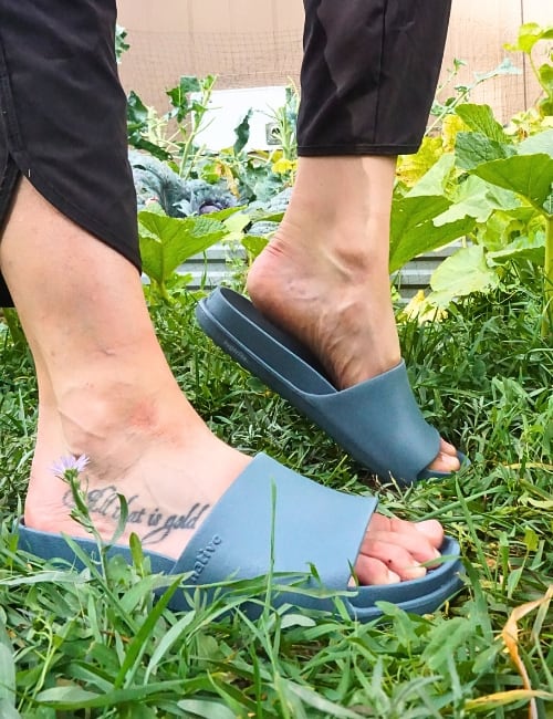 9 Eco-Friendly Flip-Flops for Sustainable Summer Comfort Image by Sustainable Jungle #ecofriendlyflipflops #sustainableflipflops #ecoflipflops #recycledflipflops ##womenssustainableflipflops #sustainableflipflopalternatives #sustainablejungle