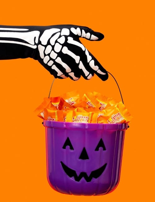 Eco-Friendly Candy Brands For A Sustainable & Sweet Halloween Image by Tony’s Chocolonely #ecofriendlycandy #ecofriendlyhalloweencandy #sustainablecandy #sustainablehalloweencandy #ecofriendlycandypackaging #sustainablecandywrappers #sustainablejungle