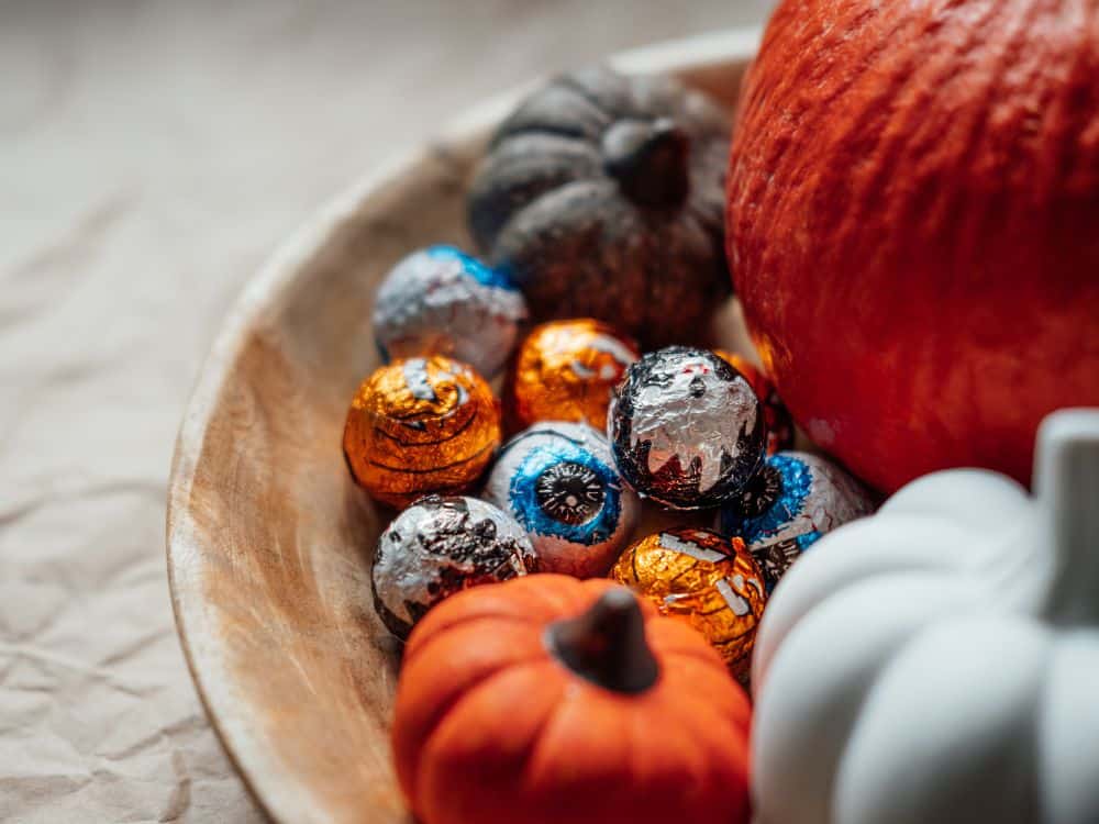 13 Sustainable Halloween Tips That Are Anything But Boo-Ring Image by irynakhabliuk #sustainablehalloween #sustainablehalloweencostumes #sustainablehalloweentips #ecofriendlyhalloween #ecofriendlyhalloweendecoration #ecofriendlyhalloweenideas #sustainablejungle