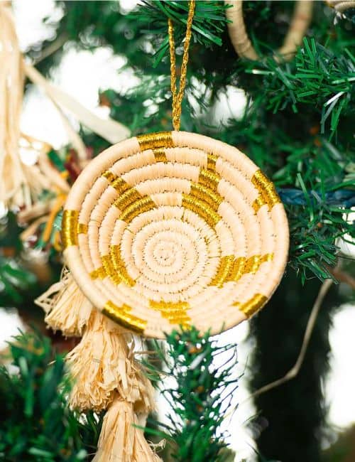 9 Sustainable Christmas Decorations For Eco-Friendly Festivities Image by Kazi #sustainablechristmasdecorations #sustainablechristmasdecor #ecofriendlychristmasdecorations #ecofriendlychristmasdecor #sustainablechristmasornaments #sustainablejungle
