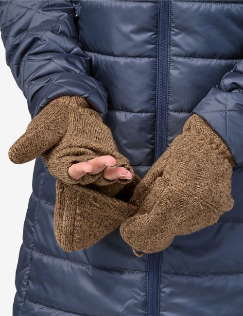 9 Warm Vegan Gloves Made For An Ethical Winter Wonderland Image by Patagonia #vegangloves #veganwitnergloves #vegandrivingglvoes #warmvegangloves #veganmittens #bestvegangloves #sustainablejungle