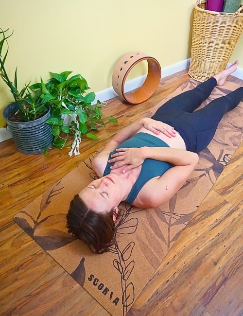 7 Non-Toxic Yoga Mats To Naturally Detox Your Body & Mind Image by Sustainable Jungle #nontoxicyogamats #naturalyogamats #naturalrubberyogamat #bestnontoxicyogamat #affordablenontoxicyogamat #sustainablejungle