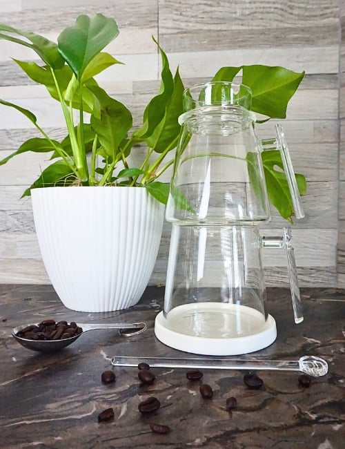 13 Plastic-Free Coffee Makers For A Healthy, Home Brew Image by Sustainable Jungle #plasticfreecoffeemaker #nontoxiccoffeemakers #noplasticcoffeemakers #bestplasticfreecoffeemakers #plasticfreedripcoffeemakers #sustainablejungle