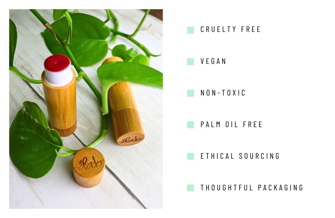 7 Organic & Eco-Friendly Lipsticks For 7 Sustainable Minutes In Heaven Image by Sustainable Jungle #ecofriendlylipstick #ecofriendlylipsticktube #naturalecofriendlylipstick #sustainablelipstick #sustainablelipstickpackaging #bestsustainablelipstick #sustainablejungle