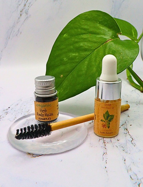 Zero Waste Mascara: 9 Brands For Sustainably Bold And Beautiful Lashes Image by Sustainable Jungle #zerowastemascara #zerowastemascarabrands #bestzerowastemascara #plasticfreemascara #ecofriendlymascara #sustainablejungle