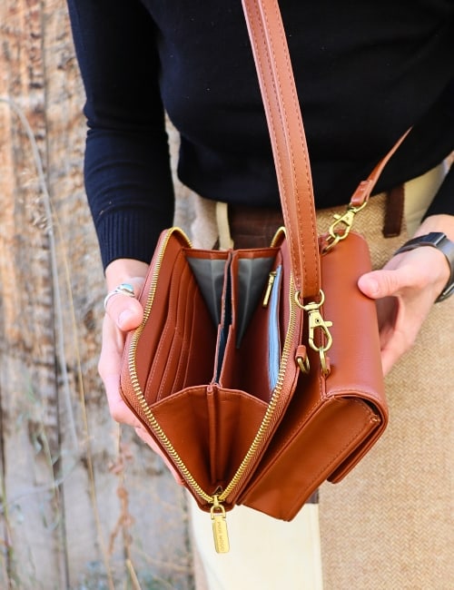 11 Sustainable Bags & Purses To Eco-ntain All Your Essentials Image by Sustainable Jungle #sustainablebags #sustainablehandbags #sustainablepurses #ecofriendlybags #ecofriendlyhandbags #ecofriendlypurses #ethicalbags