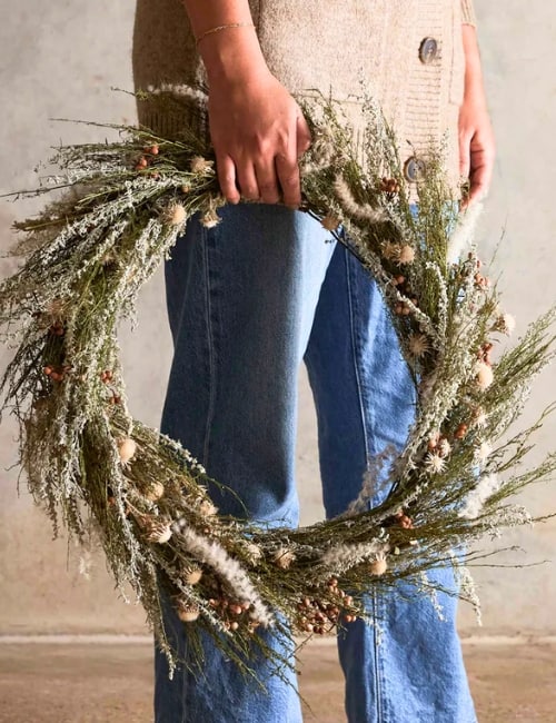 21 Sustainable Christmas Ideas For A Low Carbon Christmas Image by The Citizenry #sustainablechristmas #ecofriendlychristmas #sustainablechristmasideas #howtohaveamoresustainablechristmas #tipsforanecofriendlychristmas #sustainablejungle