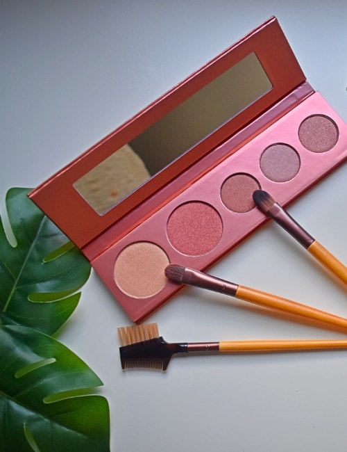 9 Non-Toxic Makeup Brands For A Clean Beauty Routine Image by Sustainable Jungle #nontoxicmakeup #nontoxiccosmetics #nontoxicmakeupbrands #cleanmakeupbrands #bestnontoxicmakeup #cleanestmakeupbrands #sustainablejungle