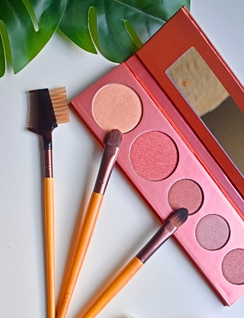 9 Vegan Makeup Brushes For A Flawlessly Fur-Free Face Image by Sustainable Jungle #veganmakeupbrushes #veganmakeupbrushset #bestveganmakeupbrushes #ecomakeupbrushes #ecofriendlymakeupbrushes #sustainablejungle