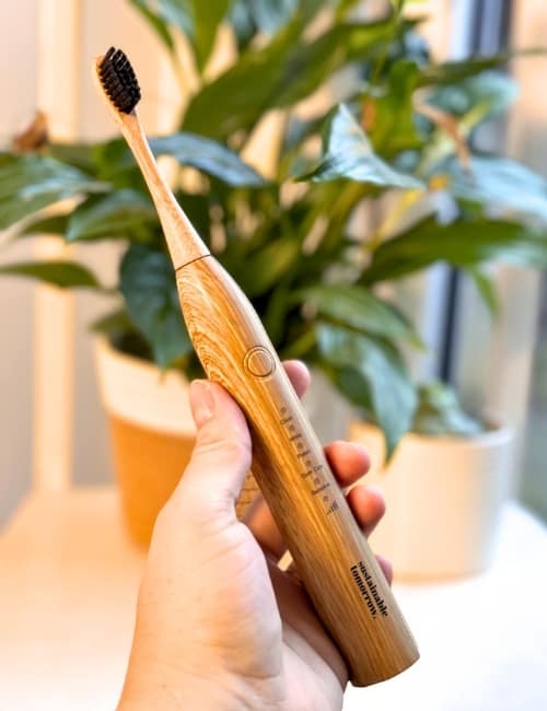 6 Bamboo Electric Toothbrush Brands For A Planet-Friendly Brush Image by Sustainable Jungle #bambooelectrictoothbrush #electricbambootoothbrush #bamboowoodelectrictoothbrush #bambooelectrictoothbrushheads #bambooelectrictoothbrushreview #sustainablejungle