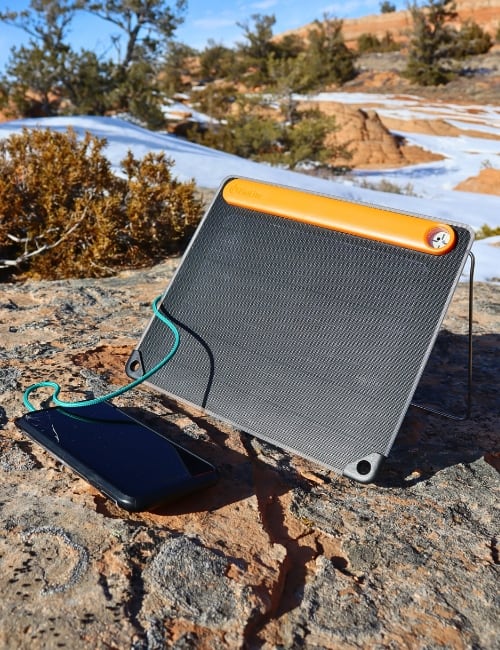 13 Eco Chargers For Planet-Friendly Charging Image by Sustainable Jungle #ecochargers #ecobatterychargers #ecophonechargers #ecofriendlychargers #ecofriendlyiPhonecharger #portableecofriendlycharger #sustainablejungle