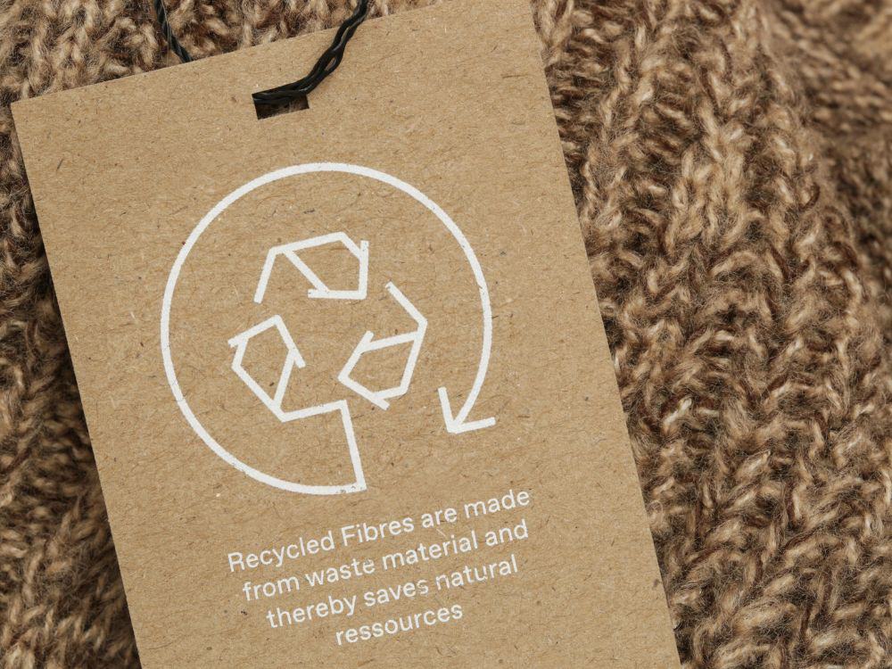 Is Uniqlo Fast Fashion? Image by triocean #isuniqlofastfashion #isuniqloethical #uniqlosustainability #whatisuniqlo #isuniqlosustainable #sustainablejungle