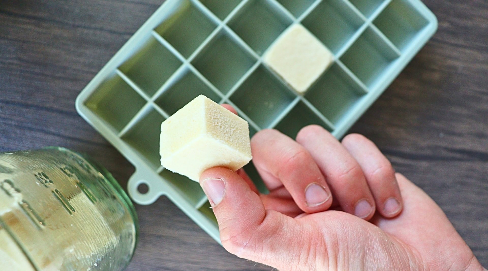 Image by Sustainable Jungle (DIY Laundry Detergent Pods) (laundry-detergent-sheets)