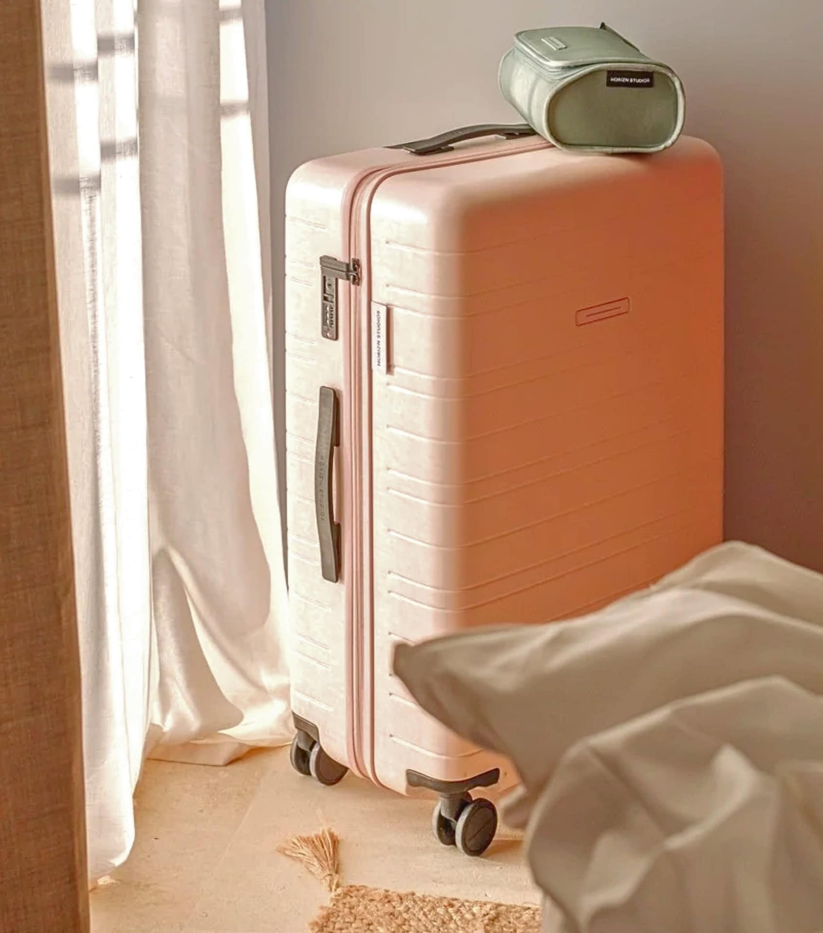 Image by Horizn Studios (sustainable-luggage)