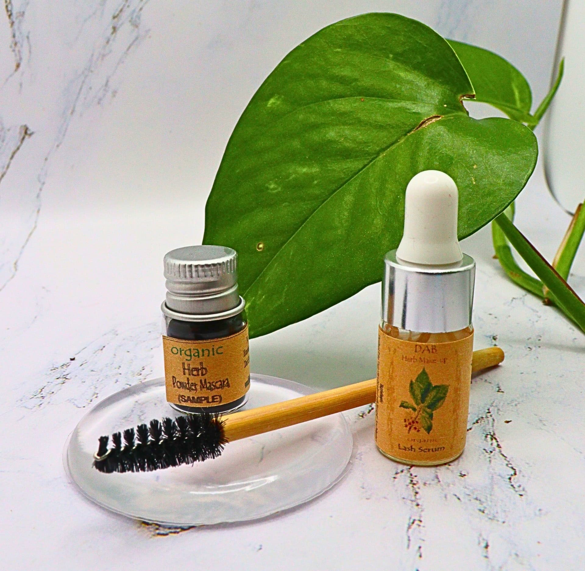 Image by Sustainable Jungle (Dab Herb Make-up) (zero-waste-mascara)