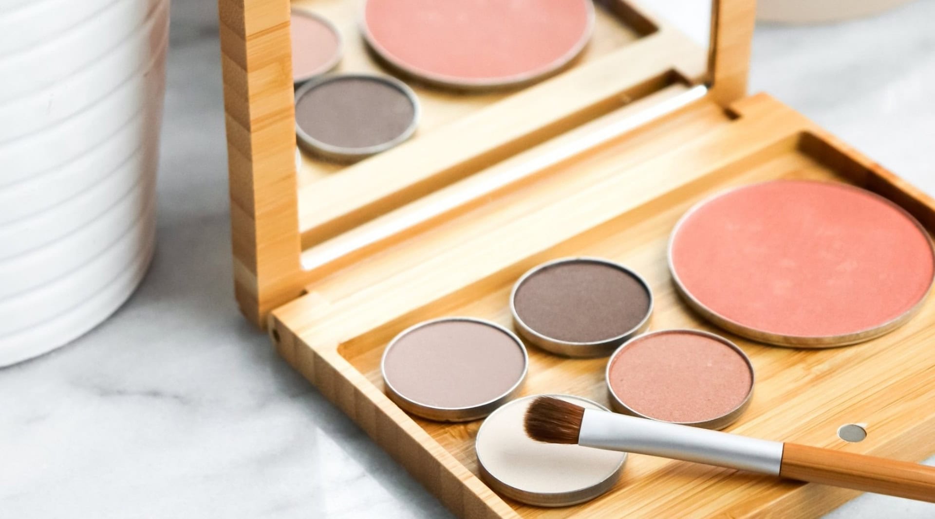 Image by Elate Cosmetics (organic-non-toxic-eyeshadow)