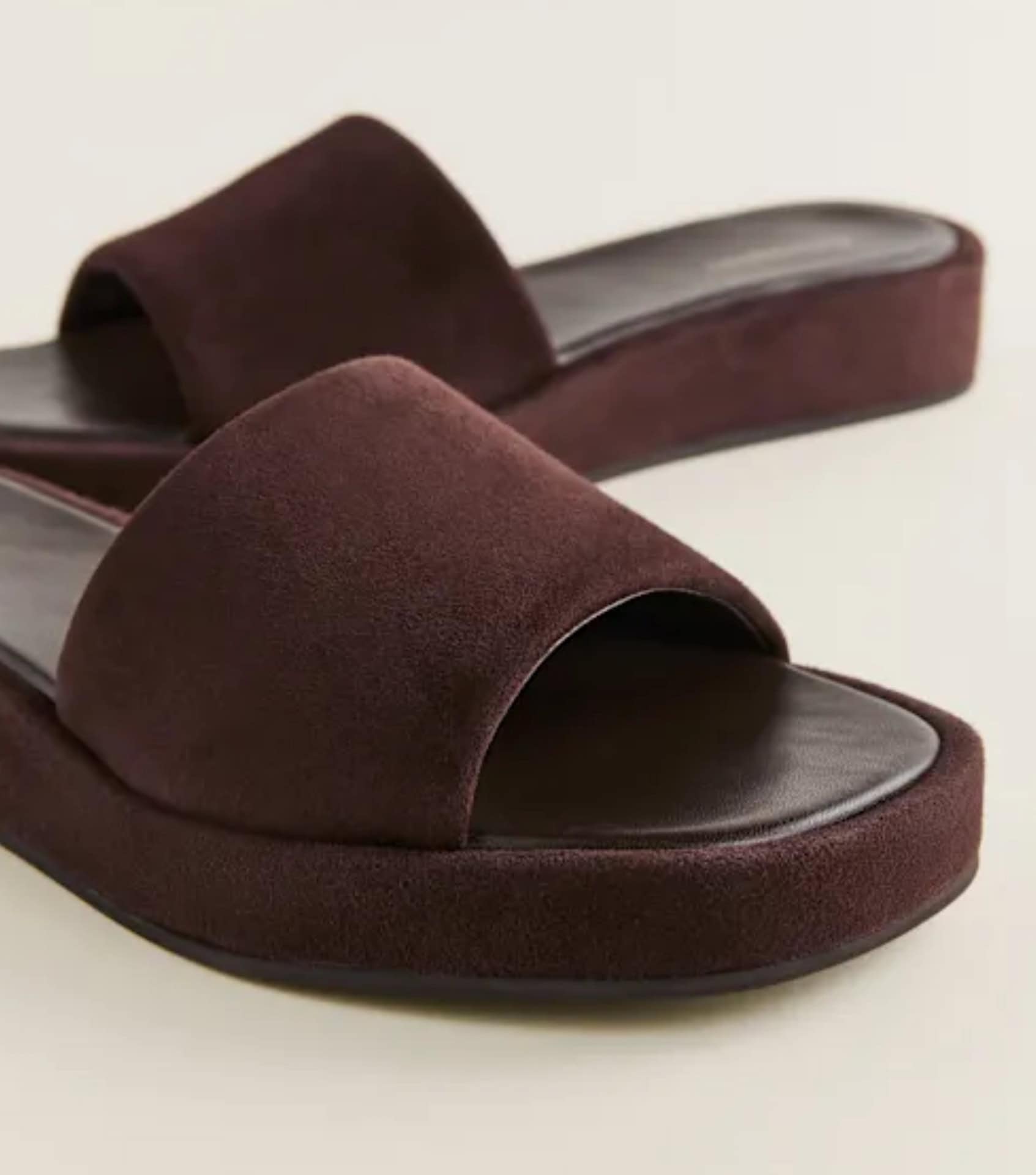 Image by Reformation (sustainable sandals) (1)