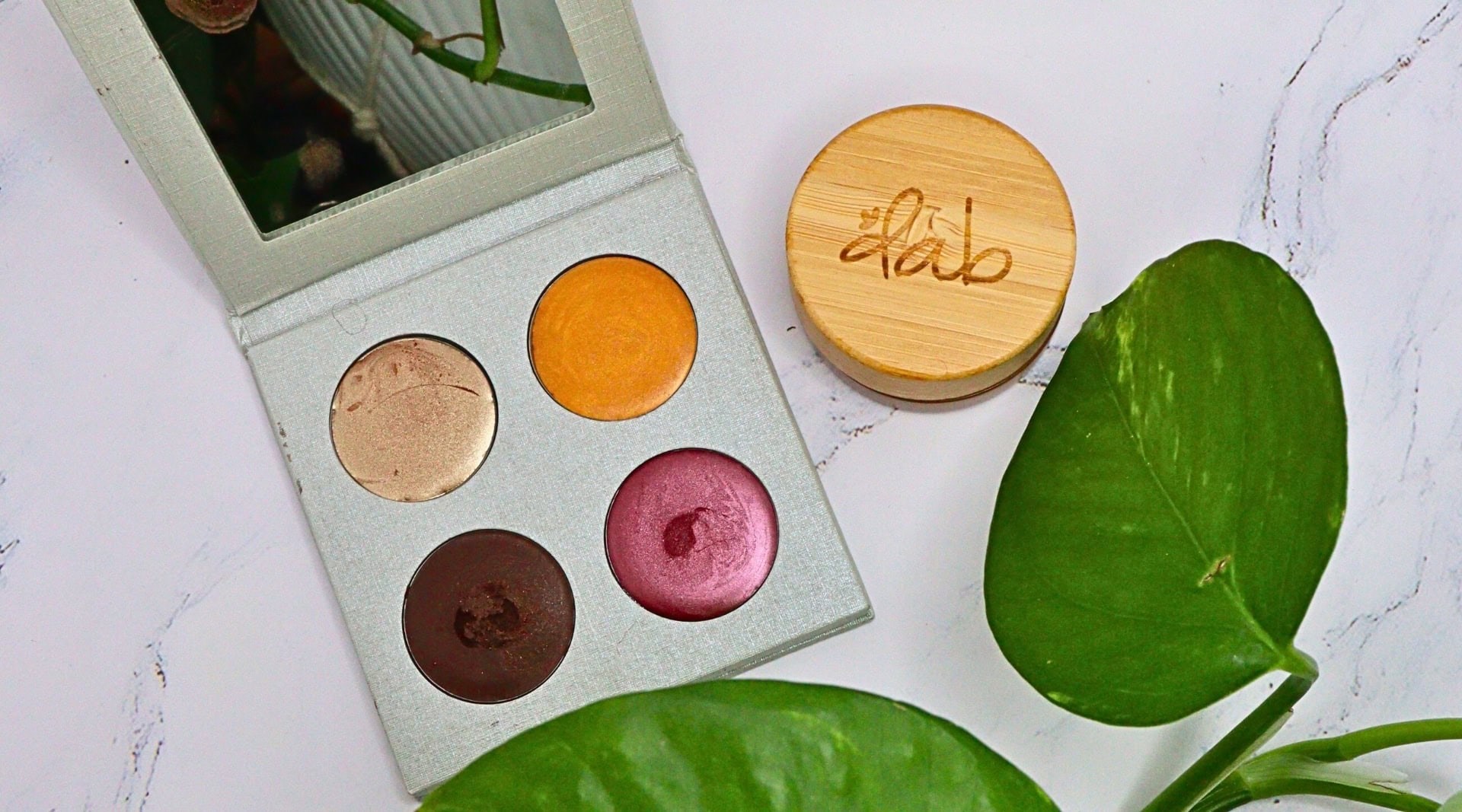 Image by Sustainable Jungle (Dab Herb) (non-toxic-makeup)