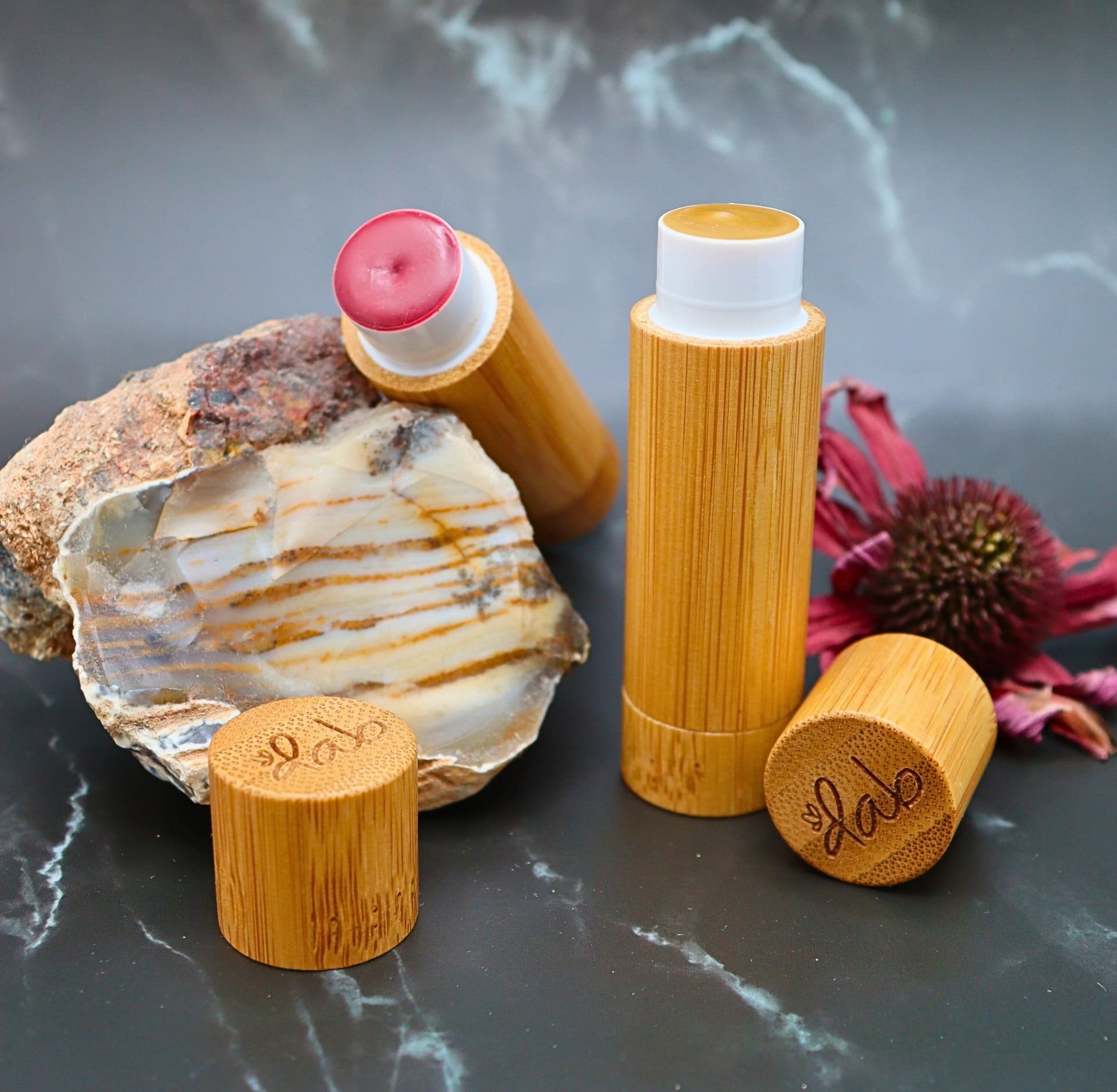 Image by Sustainable Jungle (Dab Herb) (non-toxic-makeup)
