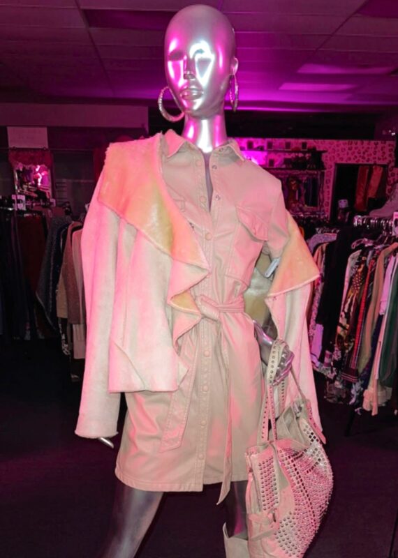Image by Pink Glitter Thrift Boutique (thrift-stores-nashville)