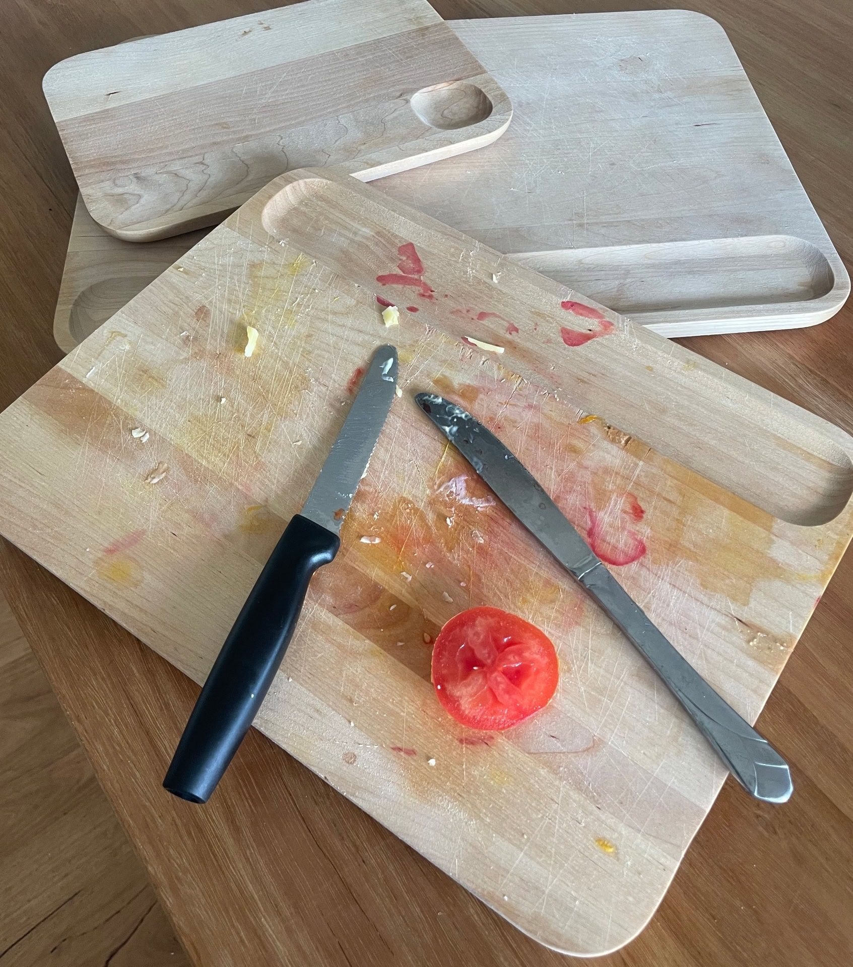 Testing Caraway birchwood cutting boards with fresh tomatoes showing FSC-certified sustainable wood performance